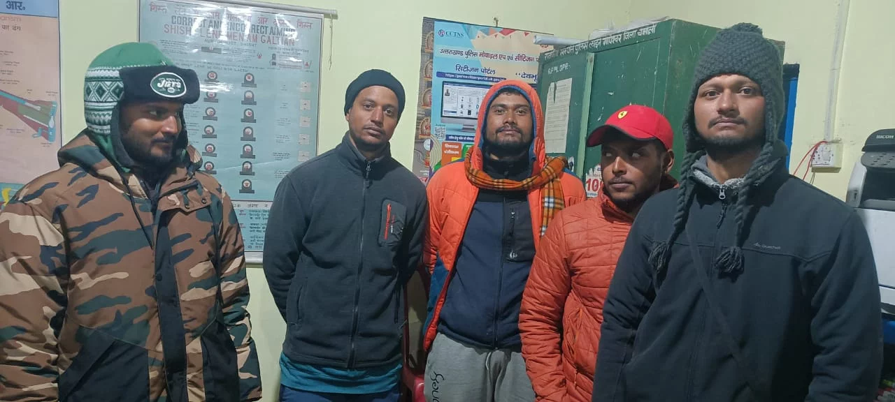 Badrinath police became angel and rescued 5 people trapped on Satopanth track.